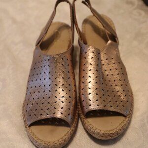 Clarks Artisan Petrina Gail Espadrille Wedge Sandal Metallic Gold Size 9.5